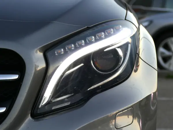 Mercedes-Benz GLA 220 d Urban 10