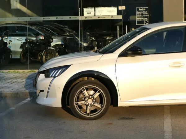 Peugeot e-208 50 kWh GT 13