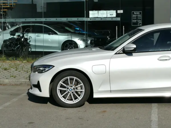 BMW 330 e iPerformance Advantage 12