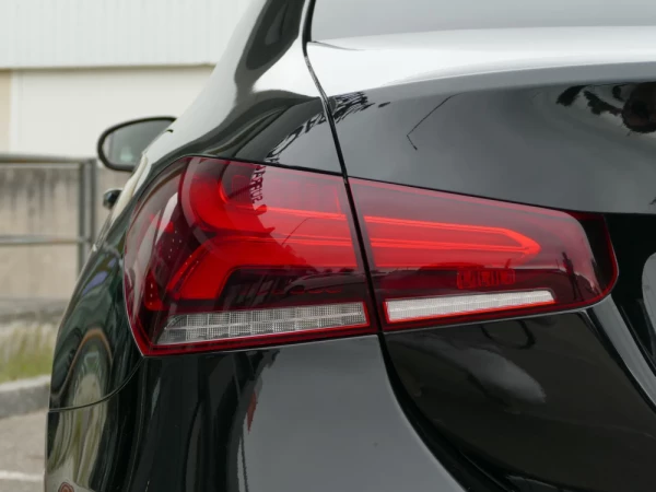 Mercedes-Benz A 250 Limousine e AMG Line 8