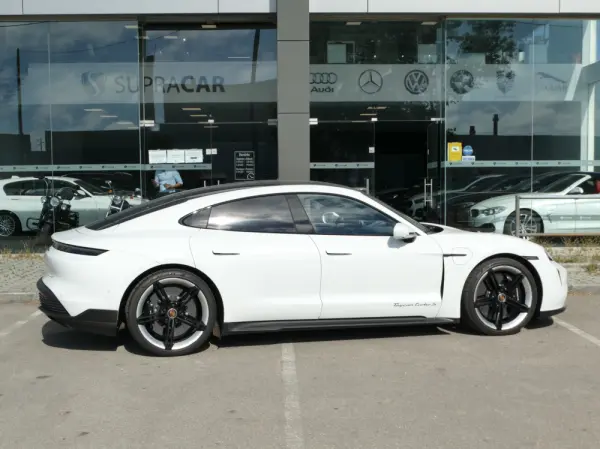 Porsche Taycan Turbo S 40