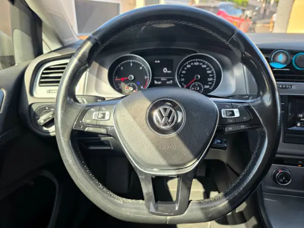 Volkswagen Golf 1.6 TDi Confortline 17