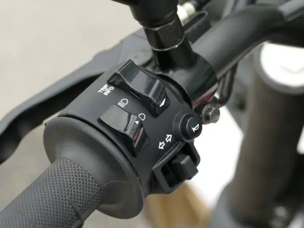 Yamaha XSR 700 Tribute 15