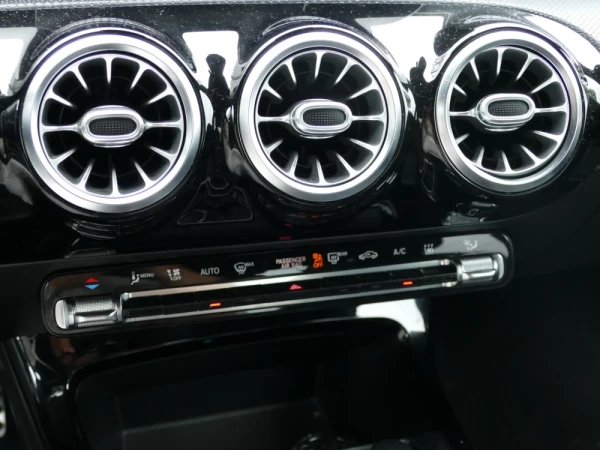 Mercedes-Benz A 250 Limousine e AMG Line 17