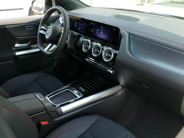 Mercedes-Benz EQA 250+ AMG Line 31