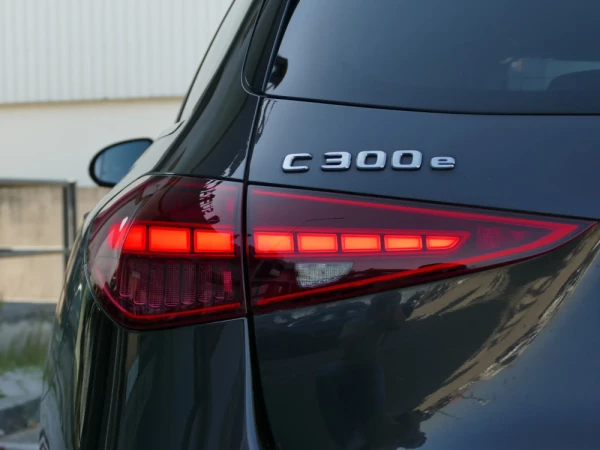 Mercedes-Benz C 300 e AMG Line 13