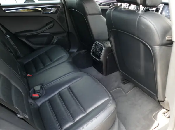 Porsche Macan S 35