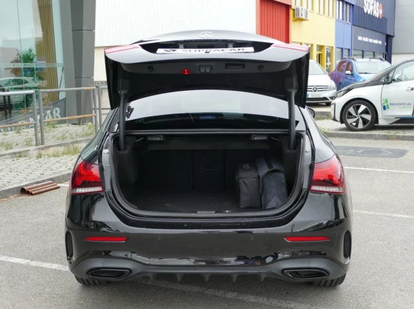 Mercedes-Benz A 250 Limousine e AMG Line 6