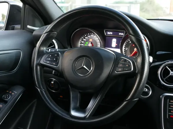 Mercedes-Benz GLA 220 d Urban 33