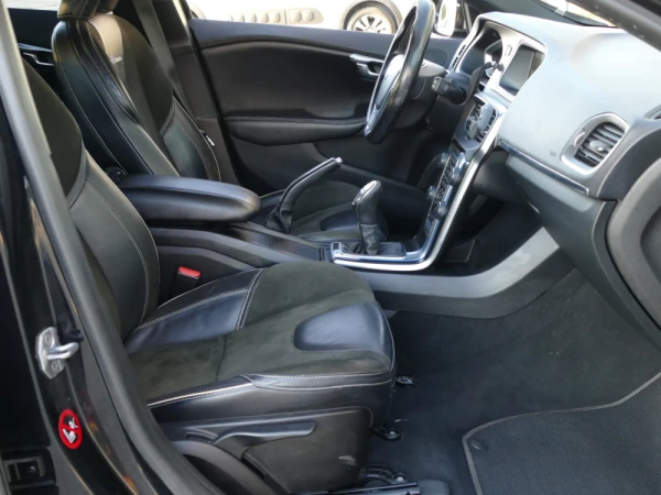 Volvo V40 2.0 D2 R-Design Momentum 30