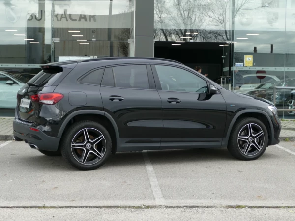 Mercedes-Benz GLA 250 e AMG Line 10