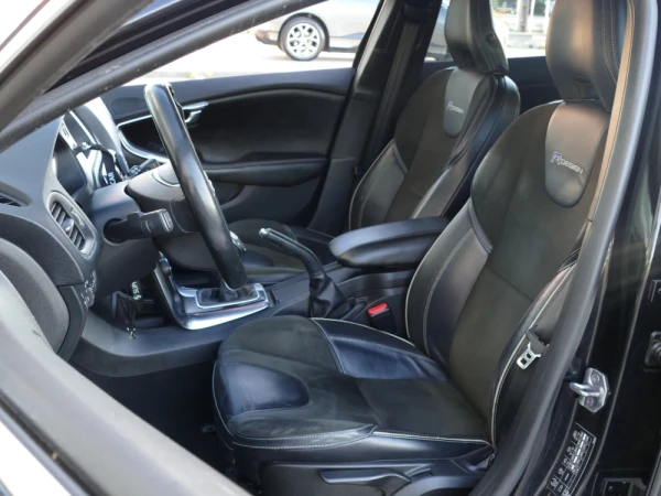 Volvo V40 2.0 D2 R-Design Momentum 24