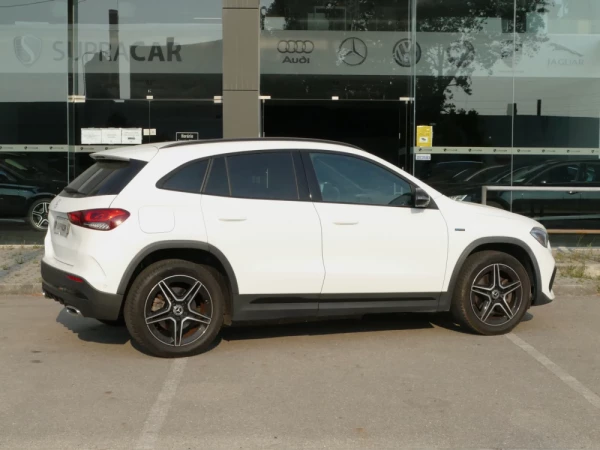 Mercedes-Benz GLA 250 e AMG Line 16