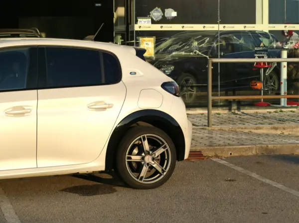Peugeot e-208 50 kWh GT 14
