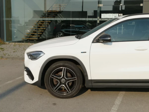 Mercedes-Benz GLA 250 e AMG Line 8