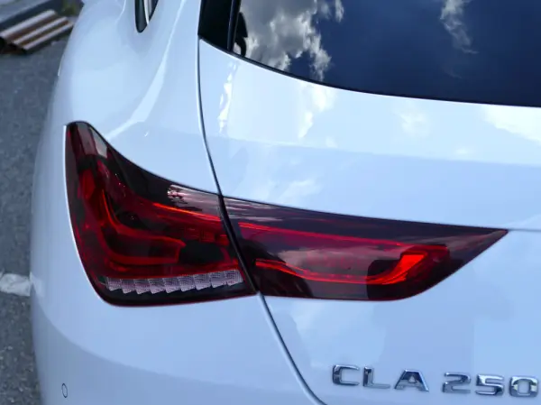 Mercedes-Benz CLA 250 e Shooting Brake AMG Line 12