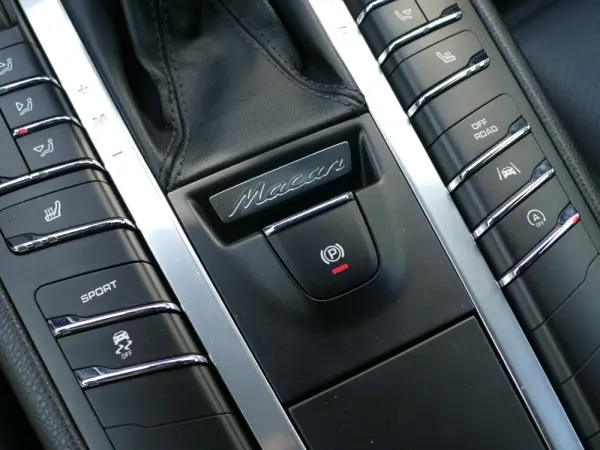 Porsche Macan S 25