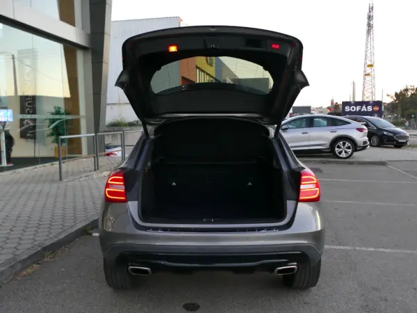 Mercedes-Benz GLA 220 d Urban 14