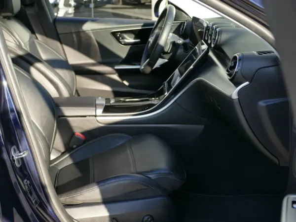 Mercedes-Benz C 300 e Avantgarde 33