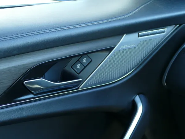 Jaguar F-Pace 2.0 P400e AWD R-Dynamic S 37