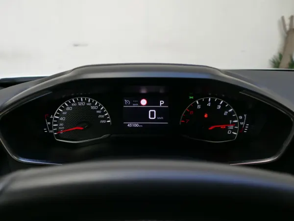 Peugeot 2008 1.2 PureTech Allure EAT8 16