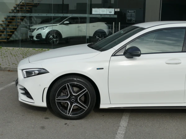 Mercedes-Benz A 250 e AMG Line 8