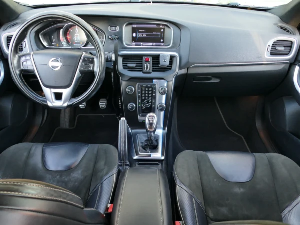 Volvo V40 2.0 D2 R-Design Momentum 36