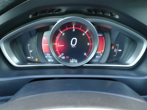 Volvo V40 2.0 D2 R-Design Momentum 18