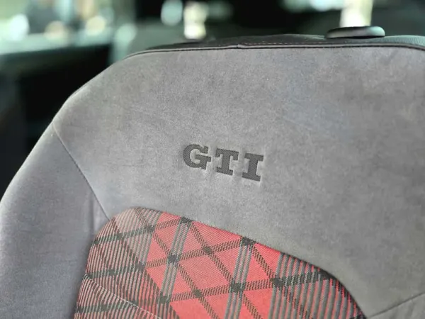 Volkswagen Golf 2.0 TSI GTi TCR DSG 10