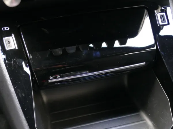 Peugeot 2008 1.2 PureTech Allure EAT8 21