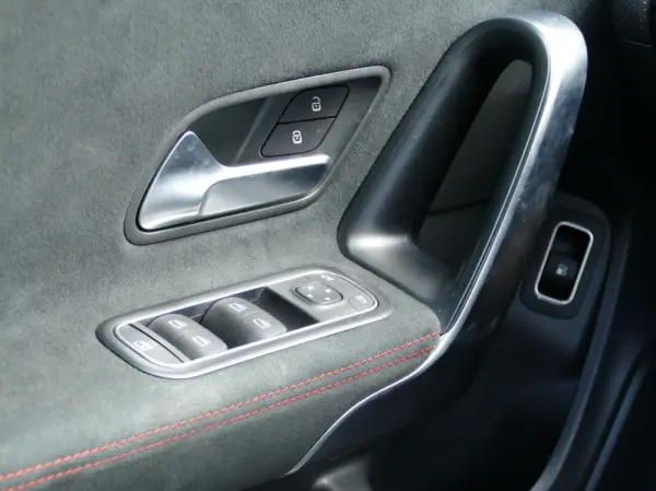 Mercedes-Benz CLA 250 e Shooting Brake AMG Line 30