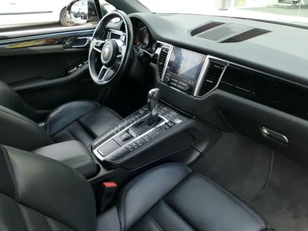 Porsche Macan S 31