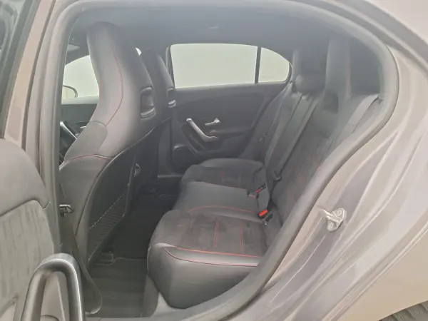 Mercedes-Benz A 250 e AMG Line 6
