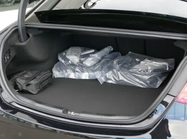Mercedes-Benz C 300 e AMG Line 12