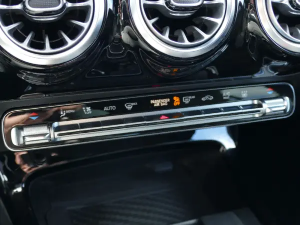 Mercedes-Benz CLA 250 e Shooting Brake AMG Line 21