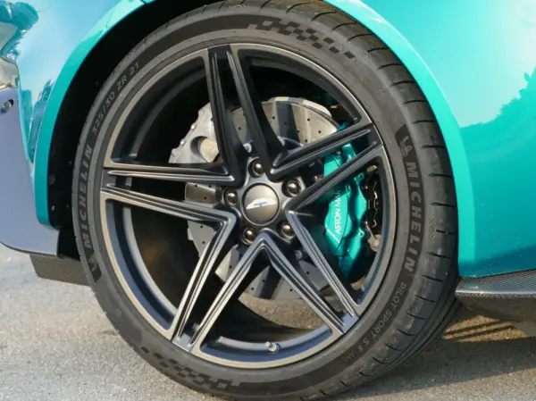 Aston Martin Vantage Coupe V8 16