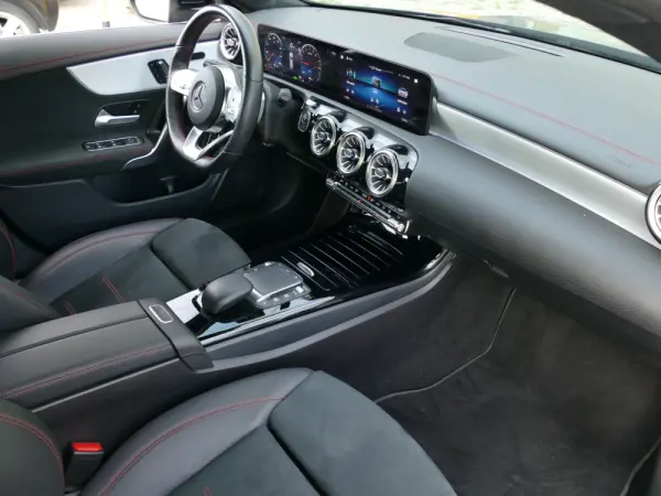 Mercedes-Benz CLA 250 e Shooting Brake AMG Line 24