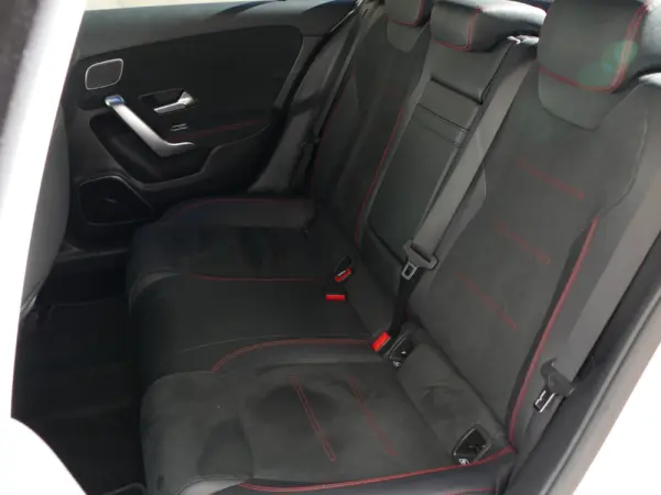 Mercedes-Benz A 200 Limousine AMG Line Aut. 32
