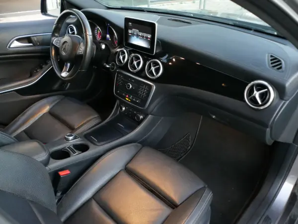 Mercedes-Benz GLA 220 d Urban 28