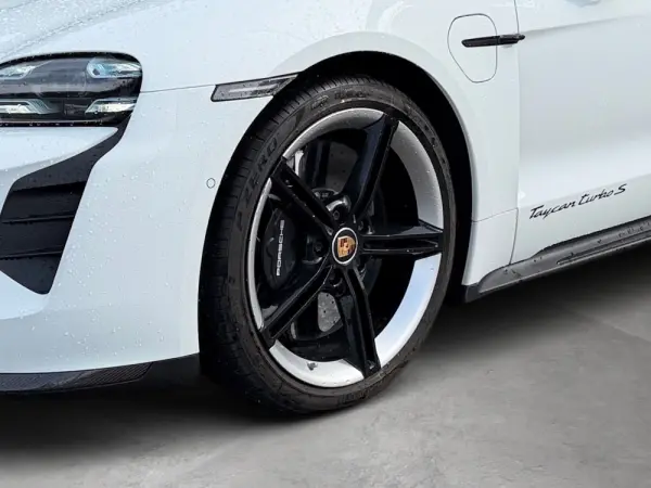 Porsche Taycan Turbo S 8