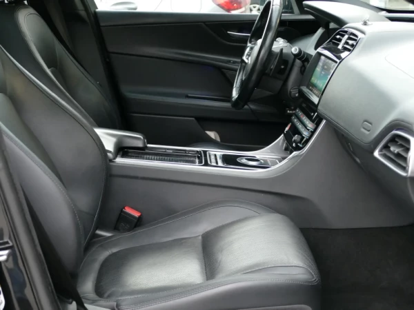 Jaguar XE 2.0 D R-Sport Aut. 13