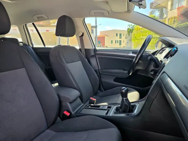 Volkswagen Golf 1.6 TDi Confortline 15