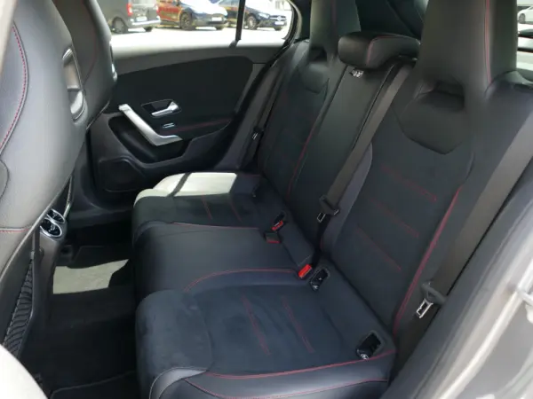Mercedes-Benz A 180 d AMG Line Aut. 32