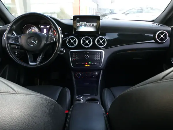 Mercedes-Benz GLA 220 d Urban 36