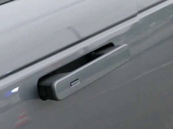 Land Rover Range Rover Velar 2.0 P400e AWD Dynamic SE 6