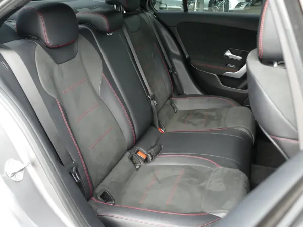 Mercedes-Benz A 180 Limousine d AMG Line Aut. 32