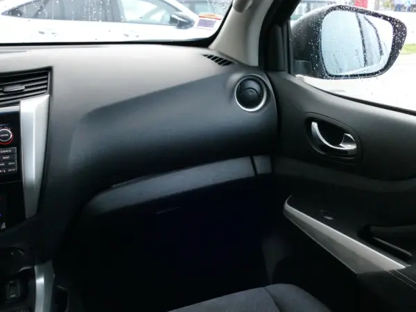 Nissan Navara 2.3 dCi CD 4WD N-Connecta Navi+Barras 33