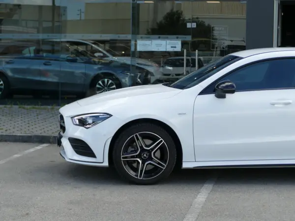 Mercedes-Benz CLA 250 e Shooting Brake AMG Line 14