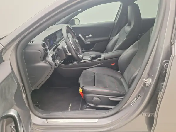 Mercedes-Benz A 250 e AMG Line 5