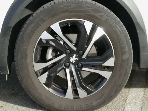 Peugeot 2008 1.2 PureTech Allure EAT8 11